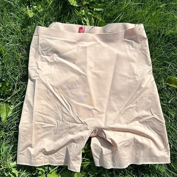 SPANX Seamless Everday Shaping Shorts - Picture 6 of 10